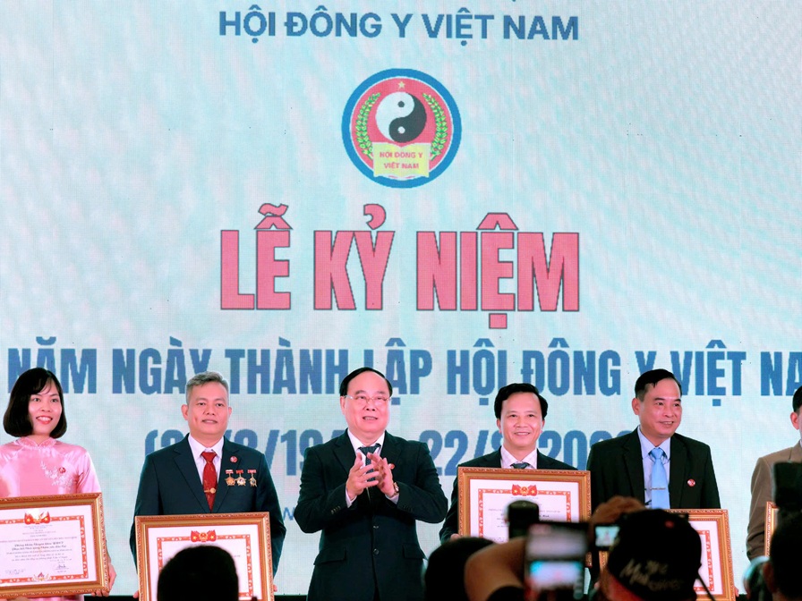 Lương y Nguyễn Văn Minh nhận bằng khen